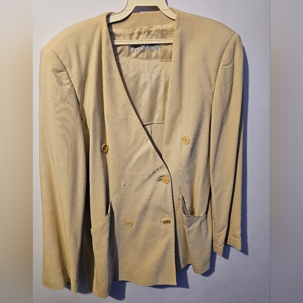 Vintage Giorgio Armani beige‎ linen jacket.